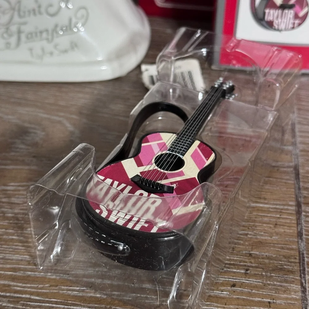 Taylor Swift RED Musical Guitar Vintage Christmas Ornament NEW - Picture 5 of 5